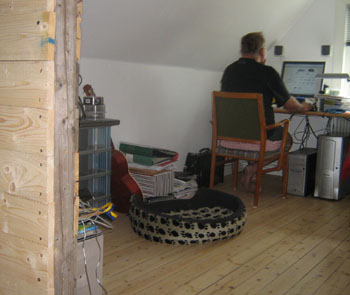 Hans testar sin nya arbetsplats. Utsikt mot Blocket i Lund och Öresundsbron.