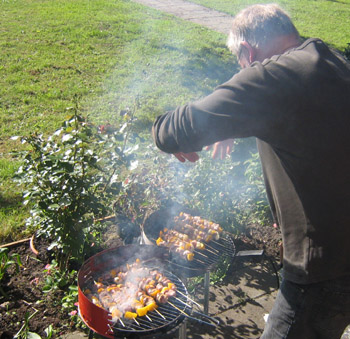 Mästergrillaren frambesvärjer glöden. 