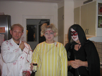 Hallowen. Någon är en smått galen doktor. Någon är den smått galne doktorns smått galne patient och någon väntar på att ta hand om själarna.