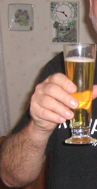 blivande ätare med ölglas i handen kl 16.47 ungefär 