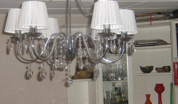 nästan kristall, men tyvärr bara plast. Fast plasten går att byta ut. Det får bli nästa projekt.