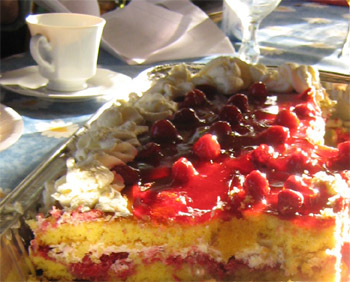 God tårta med hallon, jordgubbar och grädde. 