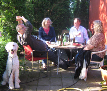 Här njuter vi av de goda grippspetten, medan hunden försöker komma loss för att jaga katt.