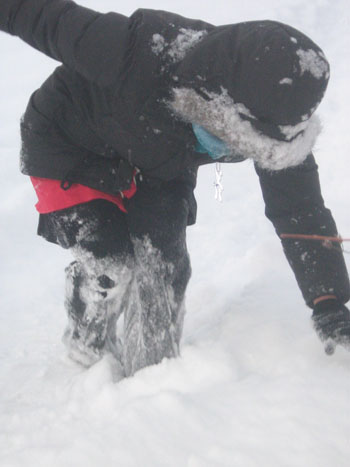 Malin pulsar genom snön för att ta sig hem till söndagsmiddag den fjärde advent